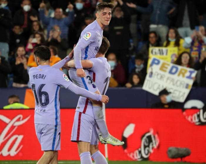 Barca là đội đầu tiên giành chiến thắng dù chịu 3 quả phạt đền