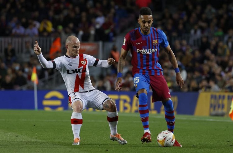 Barca “giúp sức” Real Madrid chạm một tay vào chức vô địch