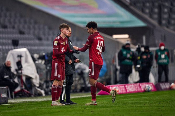 Bayern Munich tung cầu thủ trẻ nhất lịch sử khi thua M’gladbach