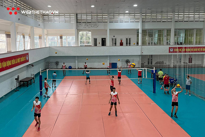 Đội tuyển bóng chuyền nam Việt Nam âm thầm luyện công giữa cái nóng 40 độ