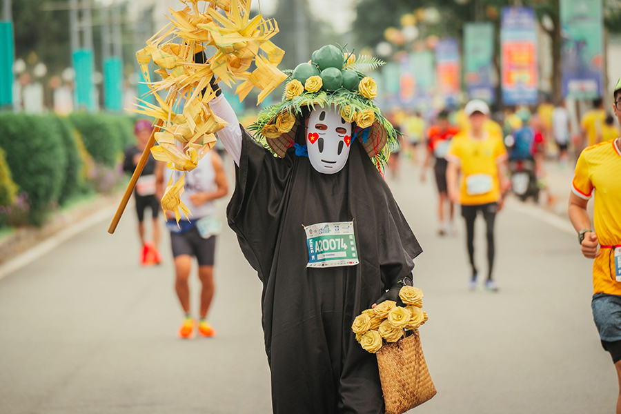 Chàng trai mang hoa hồng, chim, côn trùng tết bằng lá dừa vào màn hóa trang độc lạ ở Bepharco Bến Tre Marathon 2023
