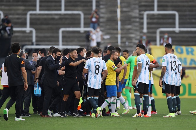 Trận Brazil vs Argentina bị đ&igrave;nh chỉ khi 4 cầu thủ bị tố n&oacute;i dối