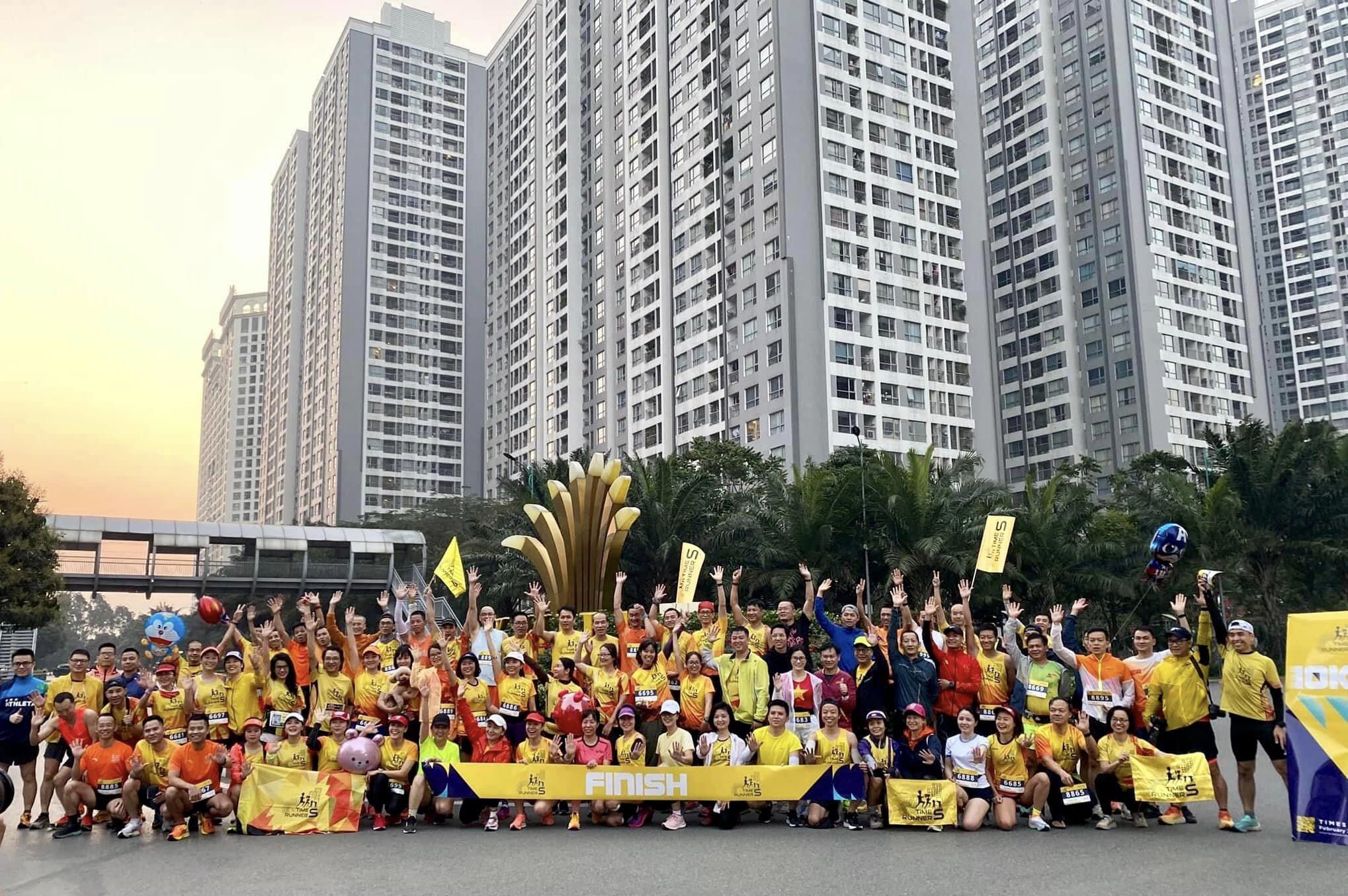 Hơn 100 thành viên nhóm chạy Times Runners phá giới hạn đường đua 10km