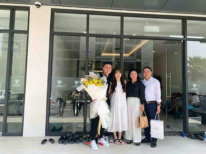 Dân mạng phát hiện bất thường tấm ảnh Huỳnh Anh chụp chung với gia đình Quang Hải