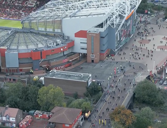 Không thể chứng kiến bị Liverpool làm nhục, CĐV MU lũ lượt bỏ về giữa trận