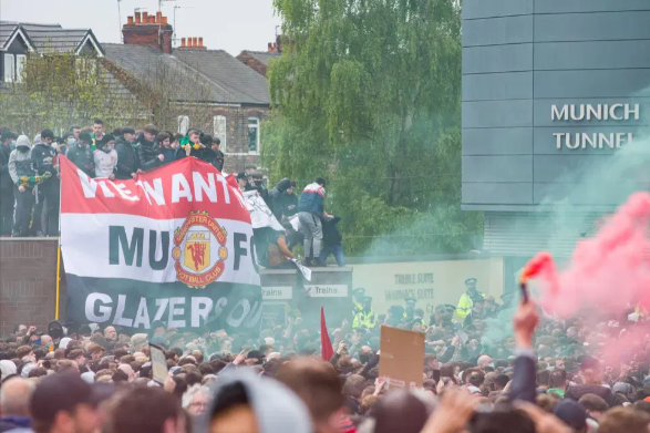 Roy Keane bênh vực CĐV MU khiến trận Liverpool bị hoãn