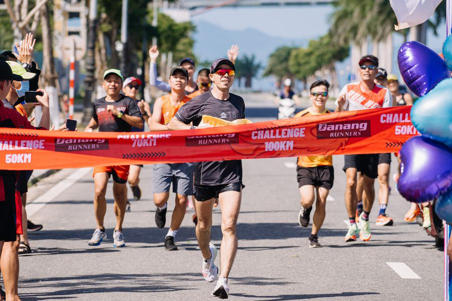 Chàng trai Đà Nẵng chạy 100km dưới 8 giờ 30 phút