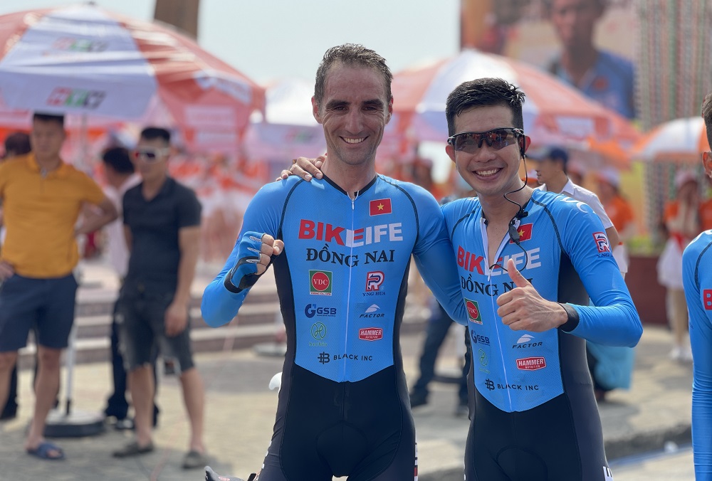Loic Desriac “xé” áo vàng chặng đồng đội tính giờ giải xe đạp Cúp Truyền hình HTV 2021