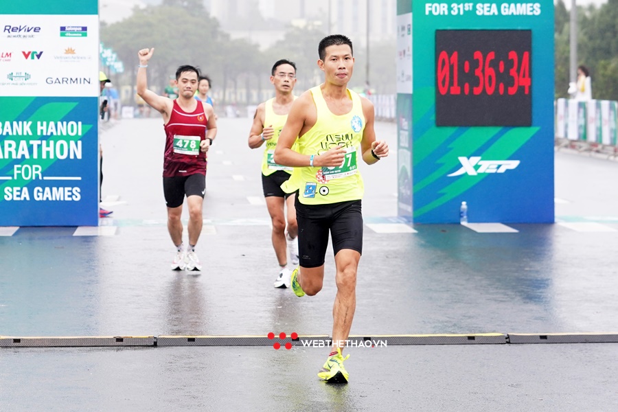 VĐV phong trào đua tốc độ với tuyển thủ SEA Games tại giải điền kinh TPHCM