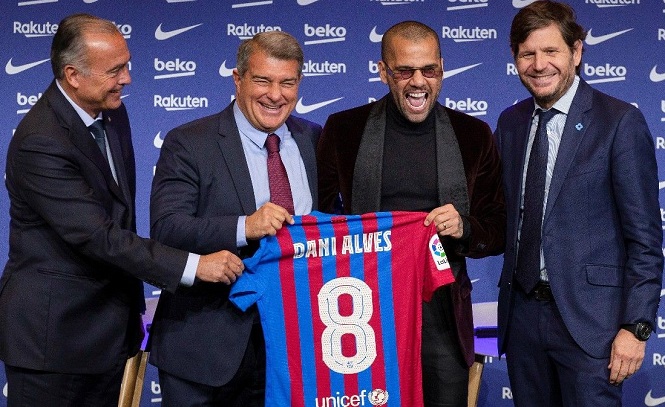 Tiền lương v&agrave; điều khoản của Dani Alves với Barca g&acirc;y ngạc nhi&ecirc;n