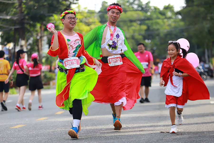 Vui vì được bà con “dòm”, chàng kỹ sư công nghệ tự tin hóa trang khi chạy Đất Sen Hồng Marathon 2023