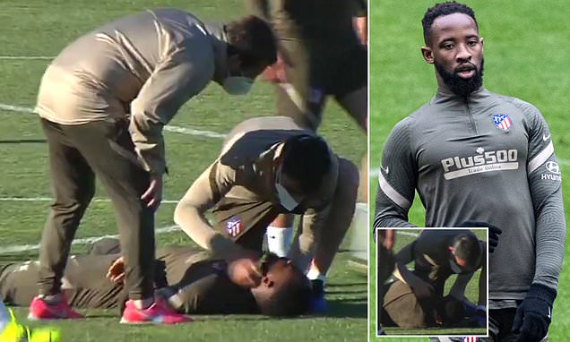 Moussa Dembele của Atletico Madrid ngất xỉu trên sân tập