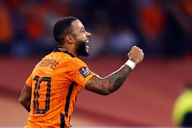Memphis Depay lập hat-trick cho H&agrave; Lan v&agrave; bắt kịp Cruyff