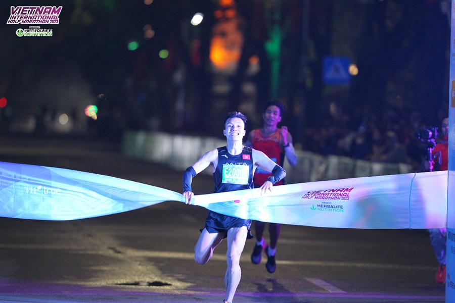 Đỗ Quốc Luật thiết lập kỷ lục đường đua tại Giải Bán Marathon Quốc tế Việt Nam 2023 tài trợ bởi Herbalife Nutritrion