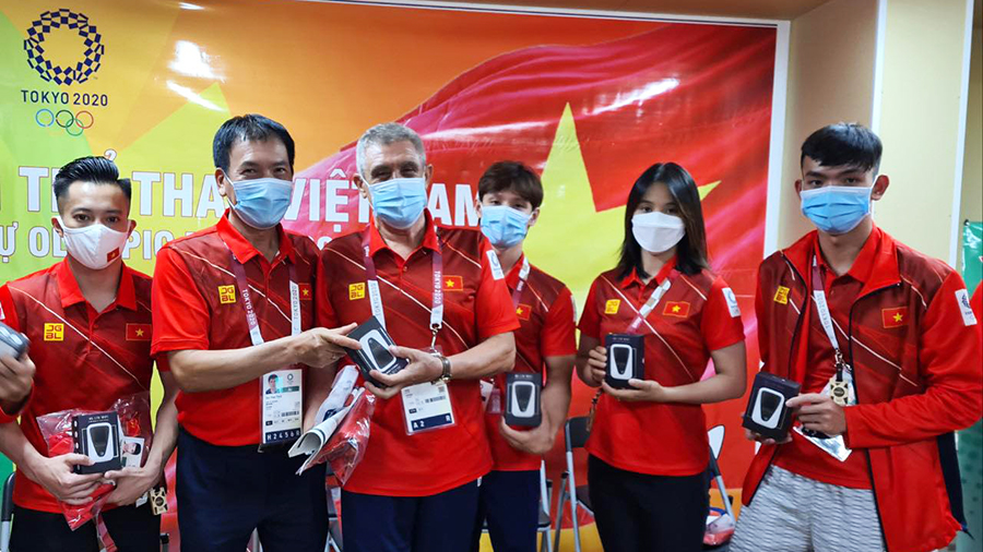 Hội người Việt tại Nhật Bản tặng quà đoàn thể thao Việt Nam dự Olympic 2021