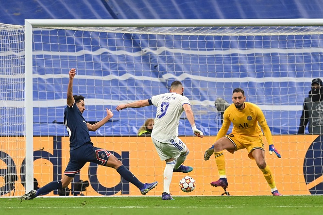 Tại sao trọng tài không thổi phạt Benzema ở bàn đầu tiên của Real? Tại sao trọng tài không thổi phạt Benzema ở bàn đầu tiên của Real?