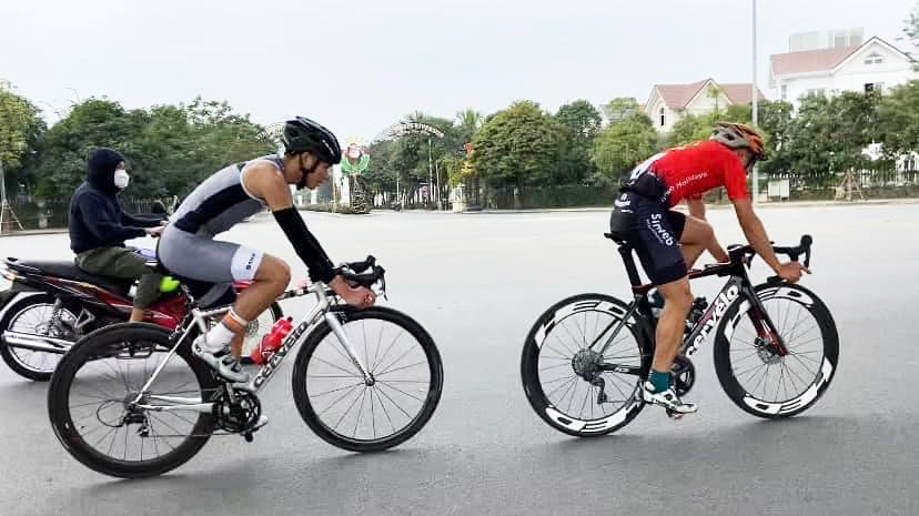 Hai cựu tuyển thủ điền kinh &ldquo;g&agrave; n&oacute;i tr&aacute;i cựa&rdquo; gi&agrave;nh suất dự duathlon SEA Games 31