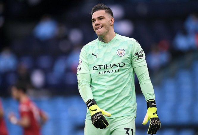 Thủ môn Ederson gây choáng với đường chuyền dài suýt thành bàn