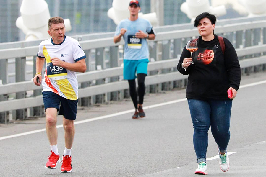 C&ocirc; g&aacute;i vừa đi vừa uống rượu ở giải marathon &ldquo;g&acirc;y b&atilde;o mạng&rdquo;