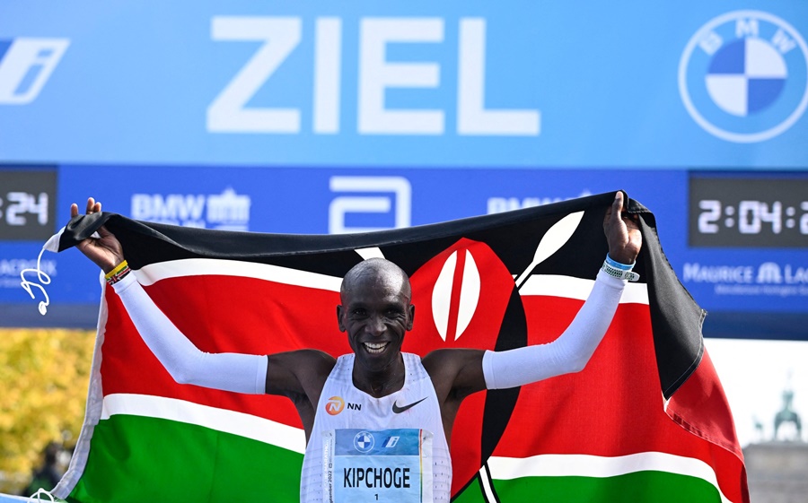 Phá sâu kỷ lục thế giới 30 giây, Eliud Kipchoge tạo ra cột mốc mới cho marathon Phá sâu kỷ lục thế giới 30 giây, Eliud Kipchoge tạo ra cột mốc mới cho marathon