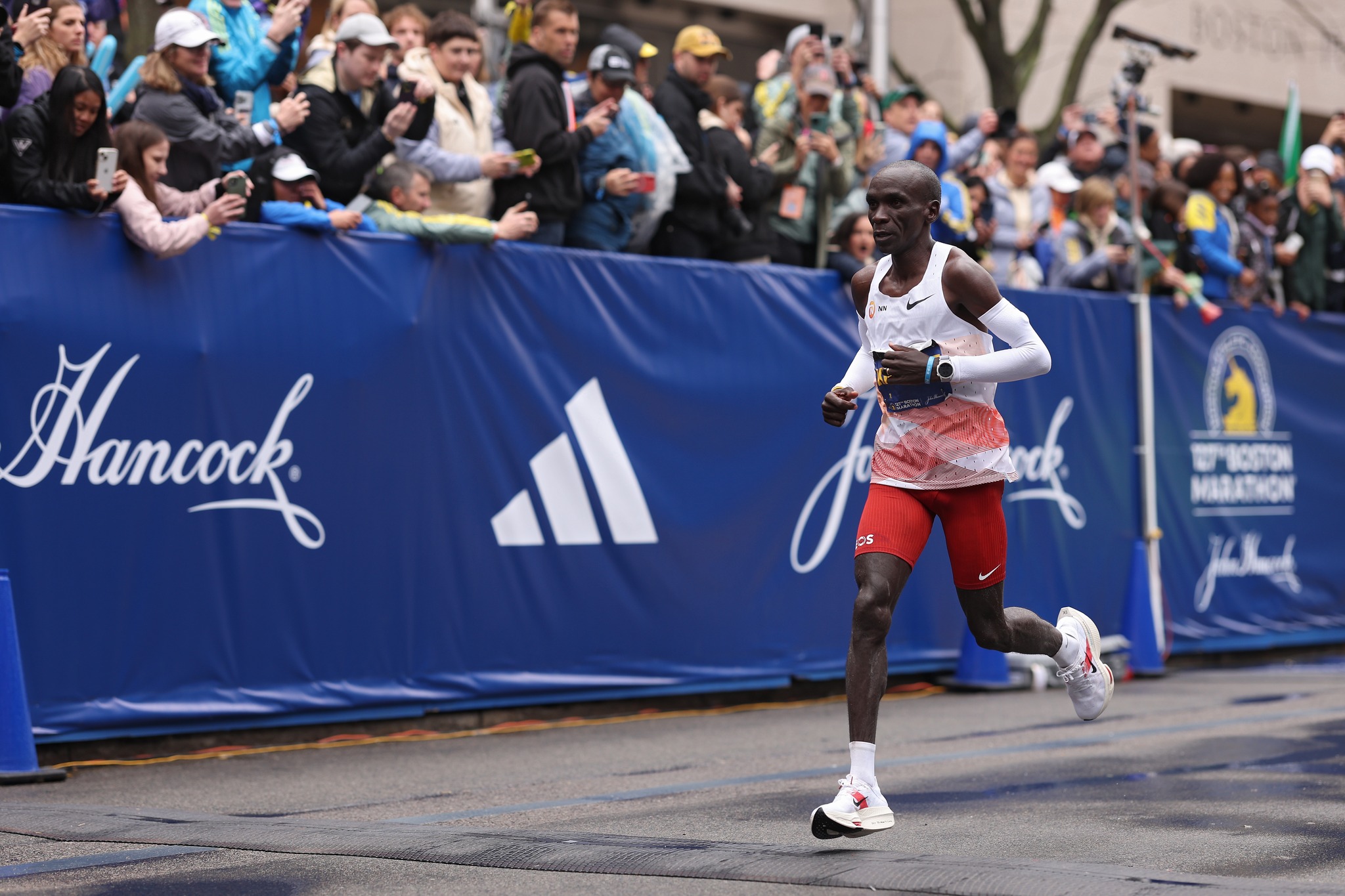 &ldquo;Vua marathon&rdquo; Eliud Kipchoge nhận thất bại thứ ba trong suổt 10 năm chạy 42km