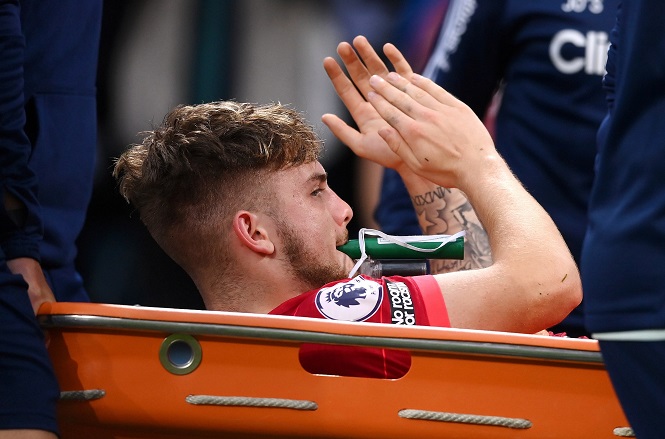 Sao trẻ Liverpool bị trật mắt cá chân khủng khiếp ở trận gặp Leeds Sao trẻ Liverpool bị trật mắt cá chân khủng khiếp ở trận gặp Leeds