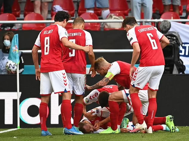 Eriksen phải hô hấp nhân tạo sau khi đột quỵ