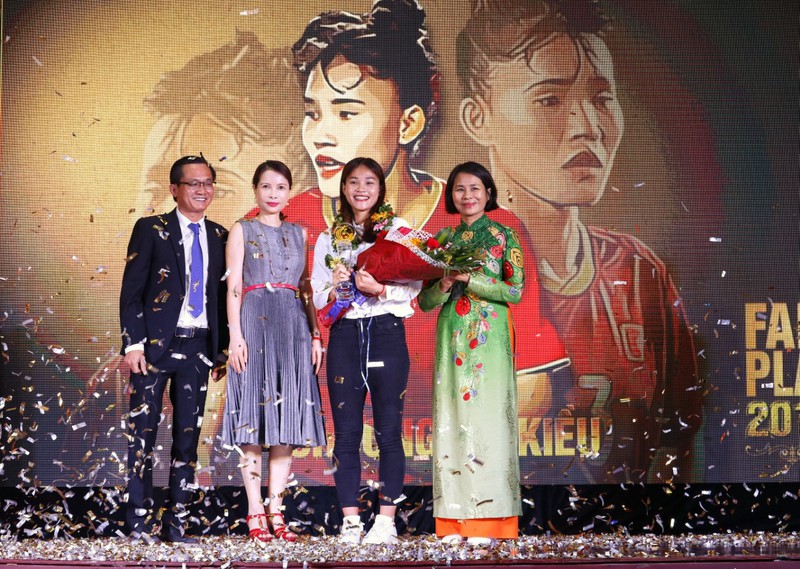 Trung vệ Chương Thị Kiều nhận giải Fair Play 2019