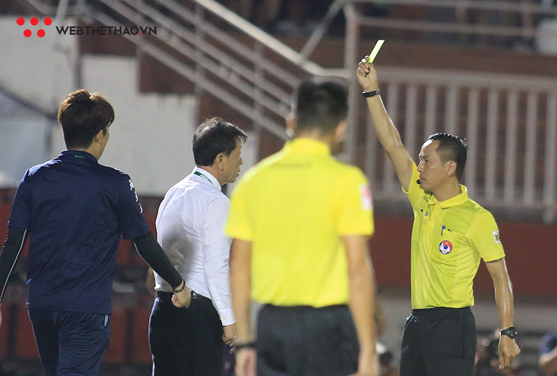 Thầy Công Phượng phản ứng cực gắt trọng tài trận derby trên sân Thống Nhất