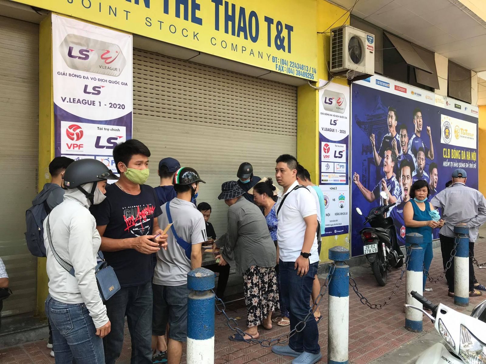Hà Nội chờ đấu HAGL, phe vé nhộn nhịp cửa sân Hàng Đẫy