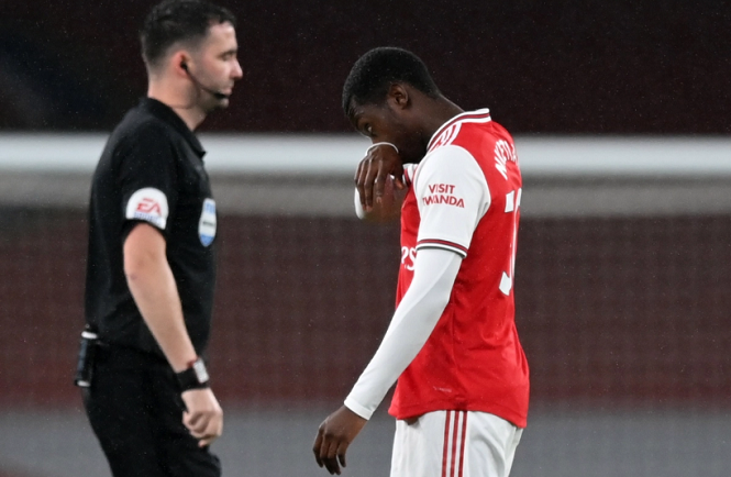 Tiền đạo Arsenal bị đuổi khỏi sân chỉ sau 2 phút