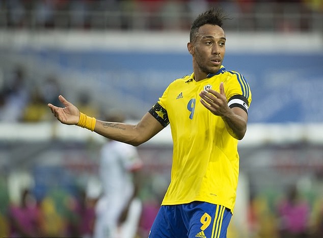 Aubameyang và các đồng đội vạ vật ở sân bay châu Phi gây sốc
