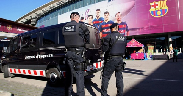 Vụ chủ tịch Barca thuê người nói xấu Messi bắt đầu bị "sờ gáy"