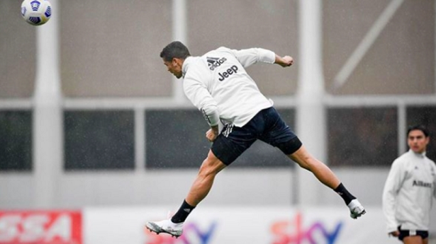 Ronaldo lại gây sốt mạng xã hội với bức ảnh ấn tượng