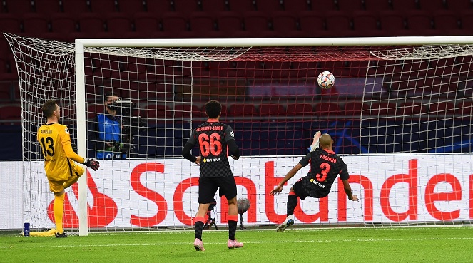Hậu vệ bất đắc dĩ của Liverpool giải vây ngoạn mục trước Ajax