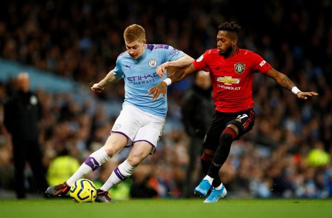 Xem tiền vệ MU “xoay compa” biến De Bruyne thành trò cười