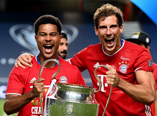 Ngôi sao Bayern khoe cơ bắp cuồn cuộn với chiếc cúp Champions League