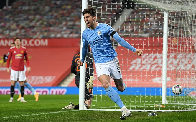 Hậu vệ Man City được “cứu” khỏi pha phản lưới nhà trước MU