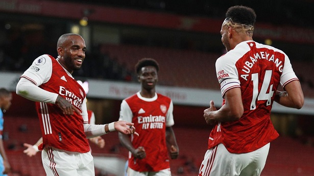 Aubameyang có việt vị khi kiến tạo giúp Lacazette ghi bàn?