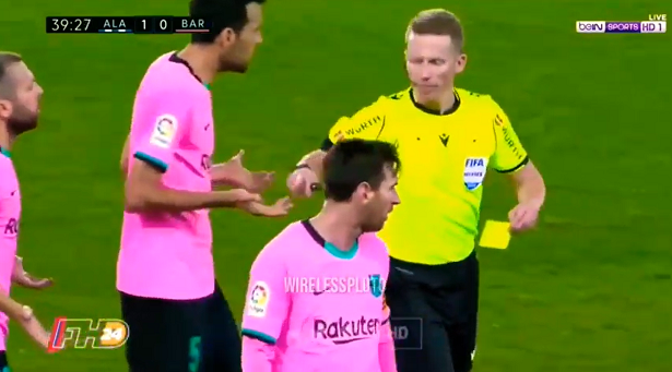 Messi may mắn thoát thẻ đỏ khi sút bóng thẳng vào trọng tài