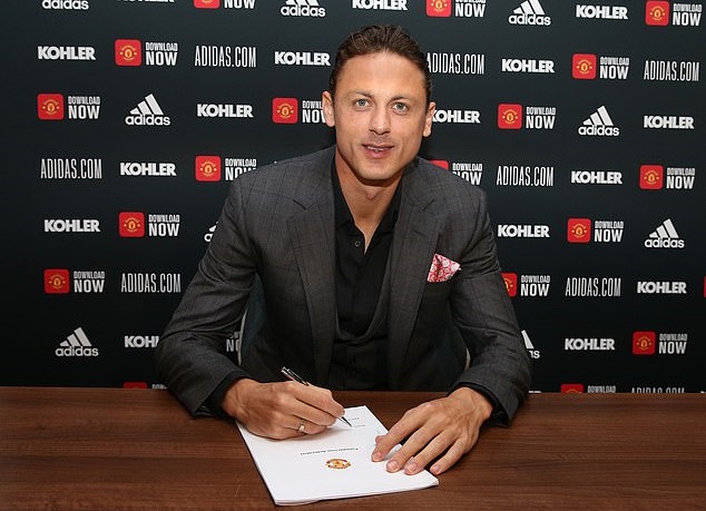 Tin bóng đá 6/7: Matic ký hợp đồng mới với MU