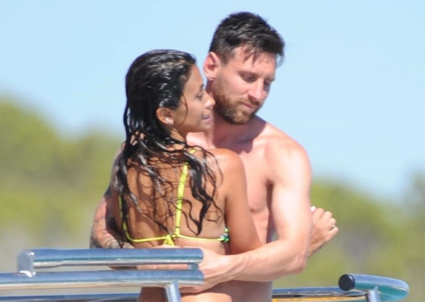 Vợ chồng Messi gây "nhức mắt" với hình ảnh nóng bỏng trong kỳ nghỉ