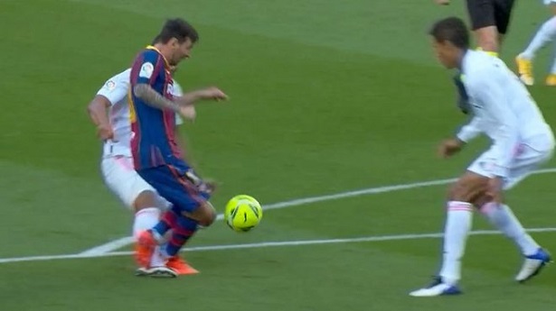 Barca liệu có mất phạt đền khi Casemiro đốn ngã Messi?