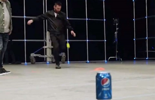 Messi thực hiện cú sút khó tin trong quảng cáo cho Pepsi