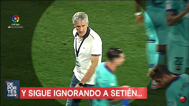 Video gây sốc cho thấy Messi không thèm nhìn mặt HLV Barca