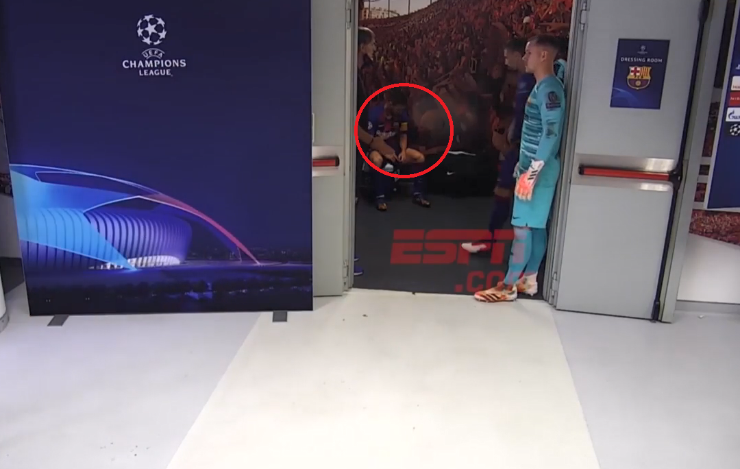 Hình ảnh Messi thất thần trong phòng thay đồ được lan truyền