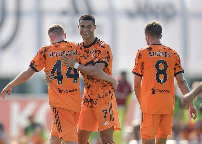 Xem Ronaldo phối hợp với tân binh Juventus ghi bàn trước Novara