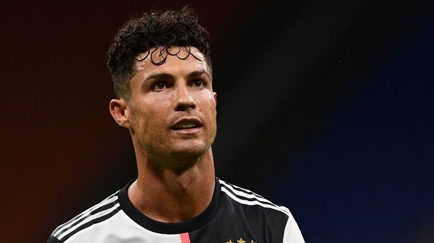 Ronaldo trình làng kiểu tóc mới tái hiện thời khoác áo MU