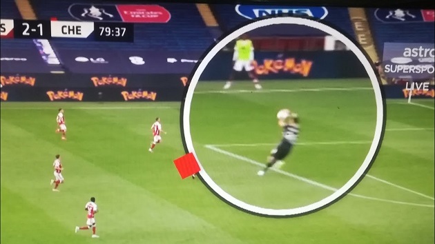 Chelsea tố thủ môn Arsenal chơi bóng bằng tay ngoài vòng cấm có đúng?