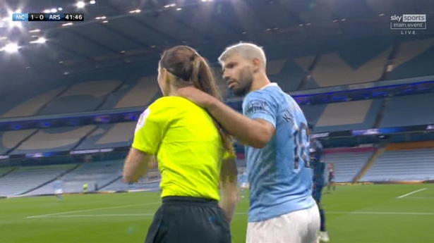 Tiền đạo Man City may mắn thoát án "sàm sỡ" trọng tài